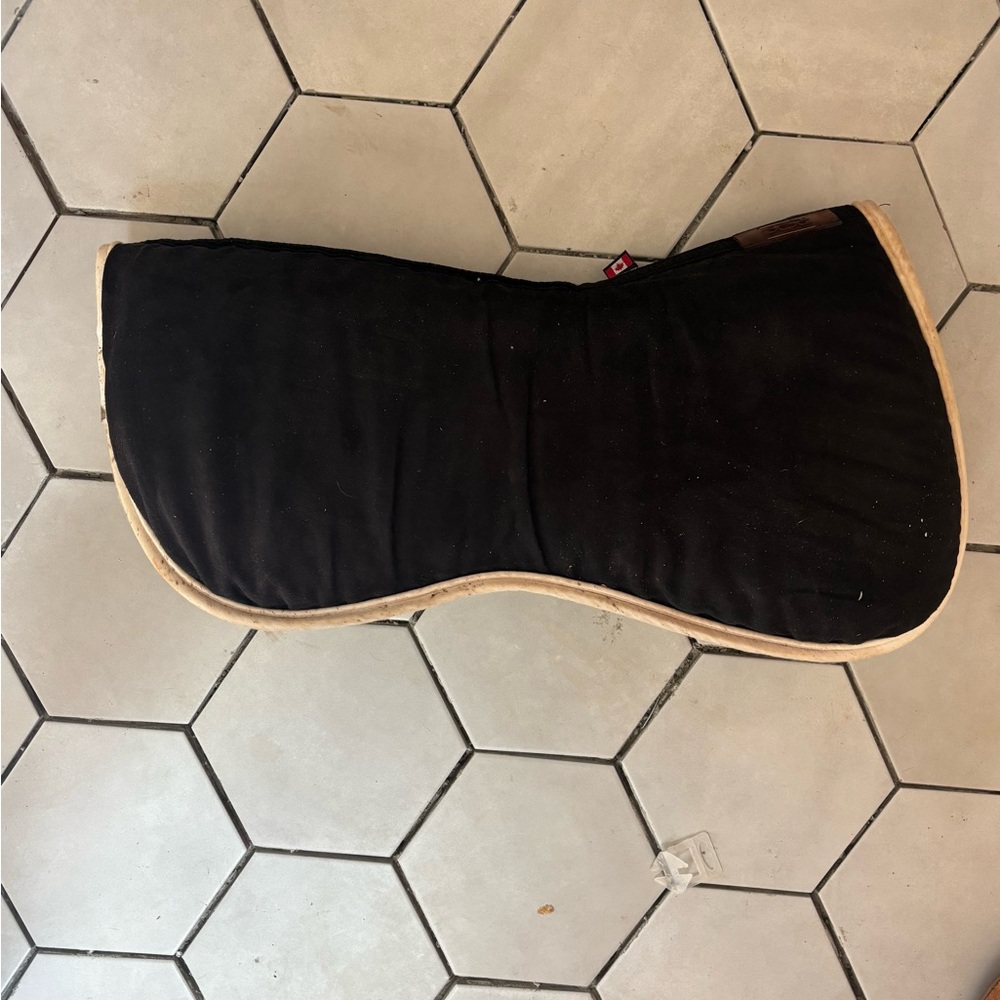 Black and white Ogilvy Half Pad